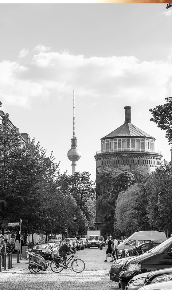 Ein schwarz-weißes Bild von einer Straße und dem Berliner Fernsehturm.