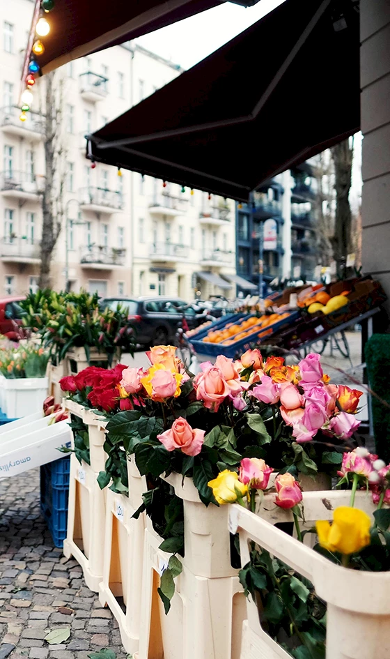 Außenbereich eines Blumenladens mit vielen Blumen.
