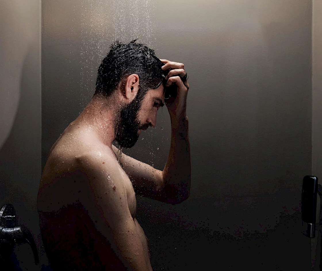 Eine Person duscht.