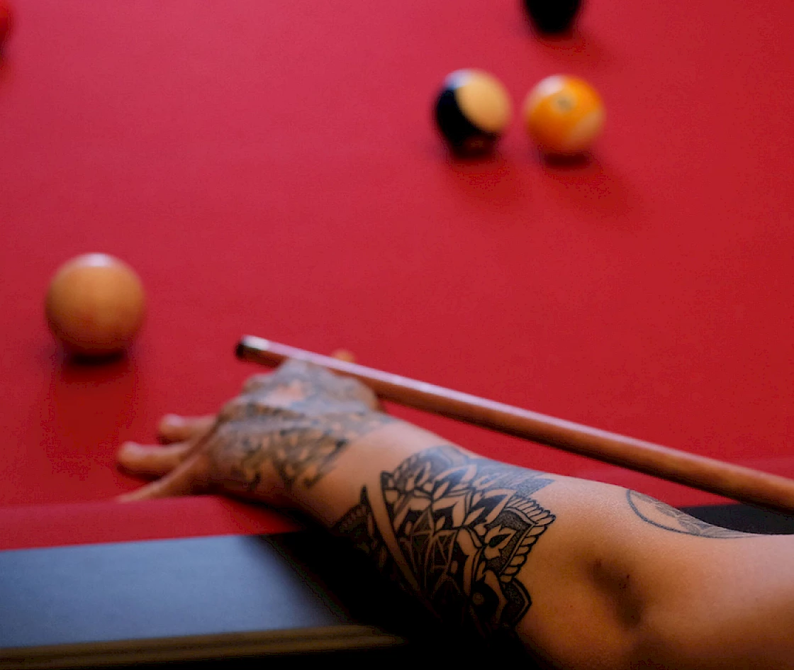 Eine Person die Billiard spielt.