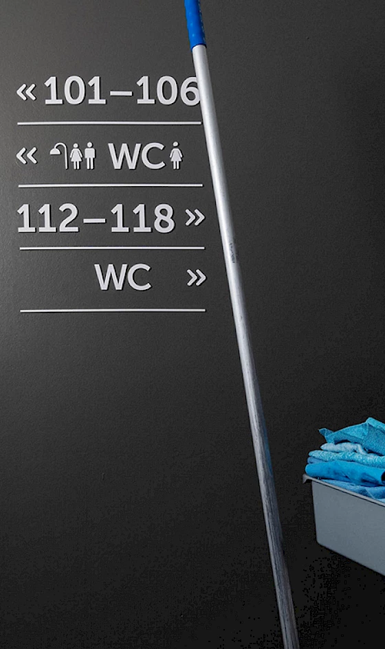 Hostelzimmer und WC Ausschilderung.