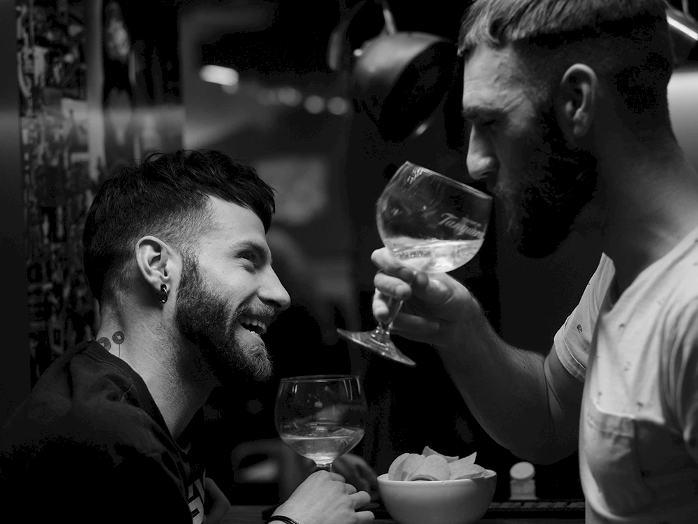 Zwei Personen trinken etwas in einer Bar.