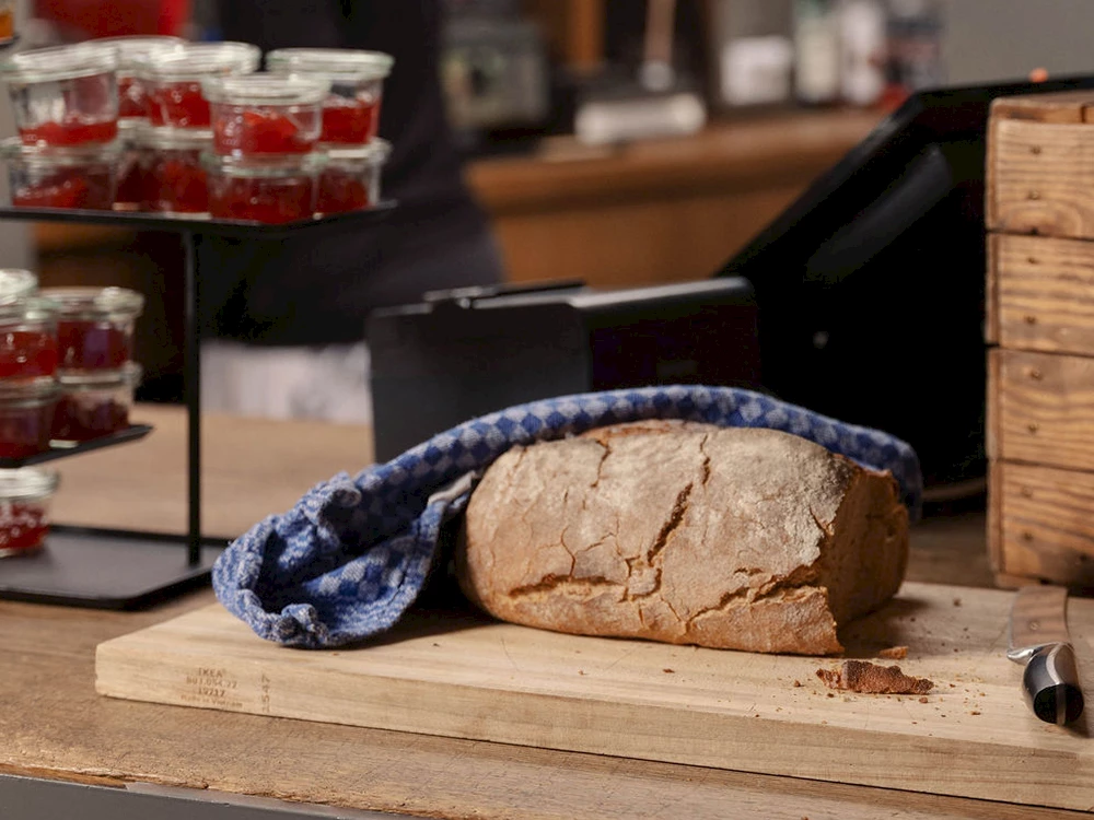 Aufgeschnittenes Brot auf einem Schneidebrett.
