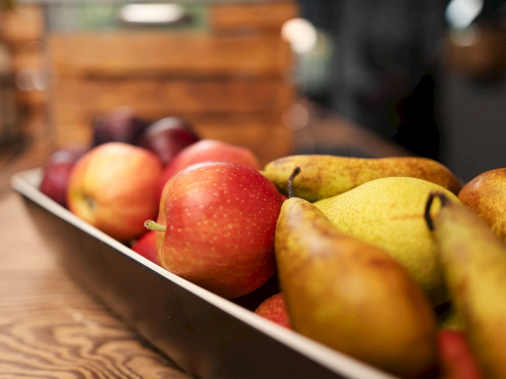 Eine Schale gefüllt mit verschiedenem Obst.