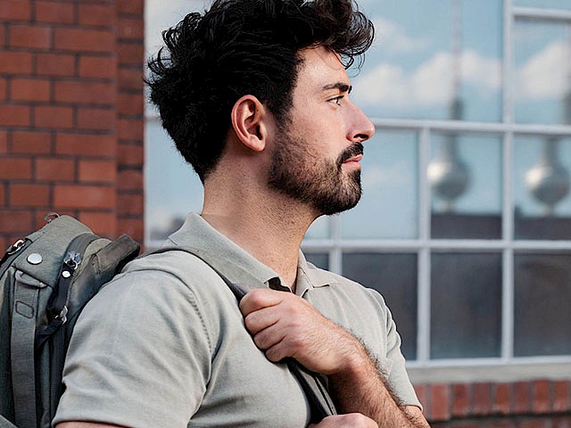 Eine Person mit einem Rucksack auf dem Rücken.
