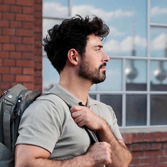 Eine Person mit einem Rucksack auf dem Rücken.