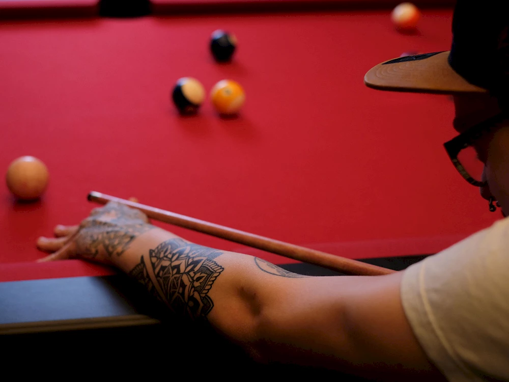 Eine Person die Billiard spielt.